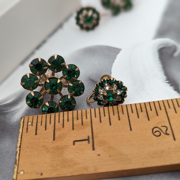 Antique Screw on Green Crystals Prong Set of Quality Made Earrings Gold Plate - Picture 5 of 13